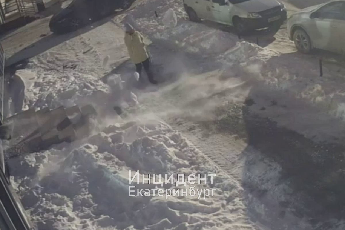 В Екатеринбурге женщина едва не погибла от глыбы снега, обвалившейся с крыши
