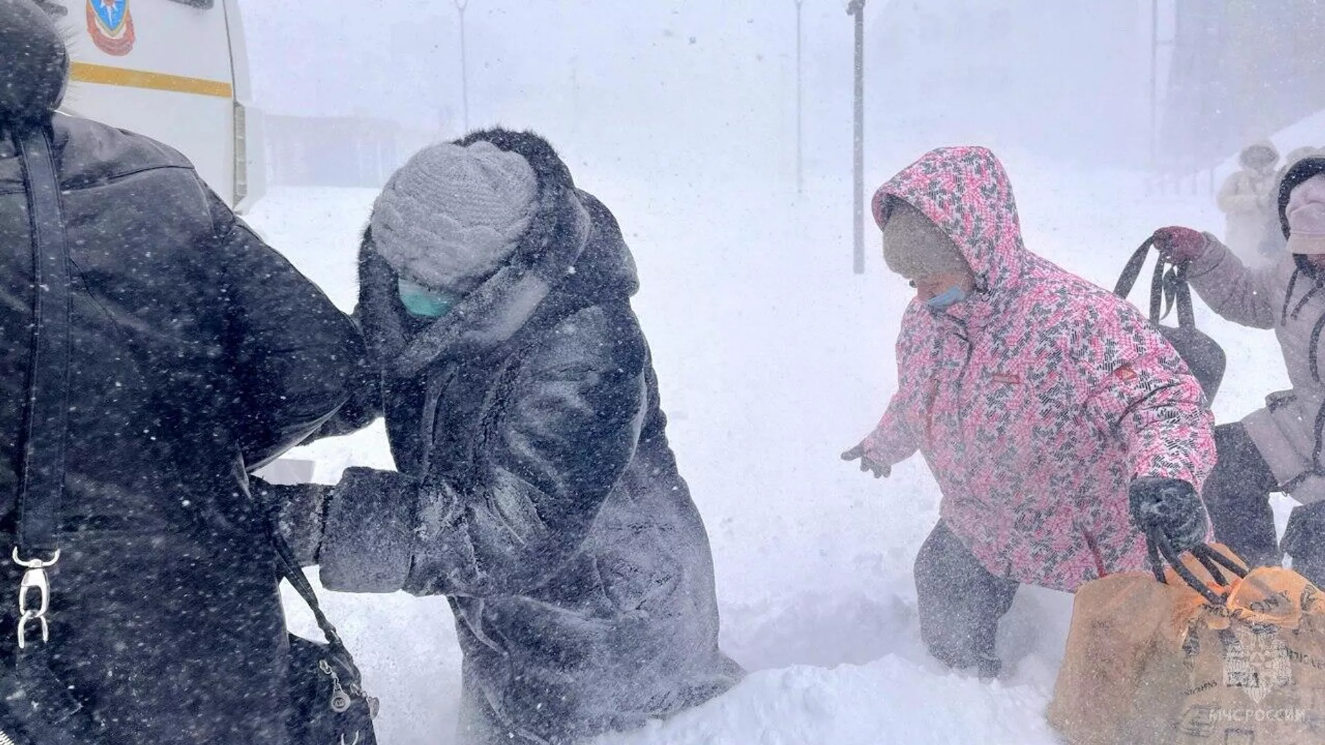 На Сахалине из-за снегопада десяткам водителей понадобилась помощь МЧС