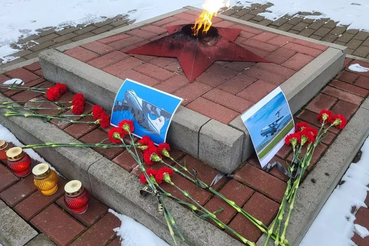 Белгородцы возложили цветы у Вечного огня, чтобы почтить память погибших лётчиков при крушении военного самолёта