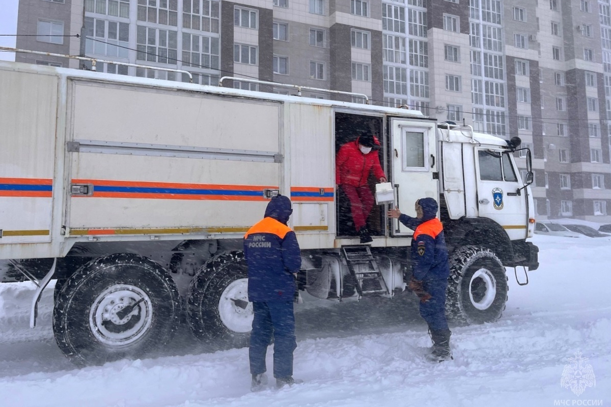 На Сахалине спасатели МЧС и волонтёры помогают медикам добраться домой к маленьким пациентам с онкологией