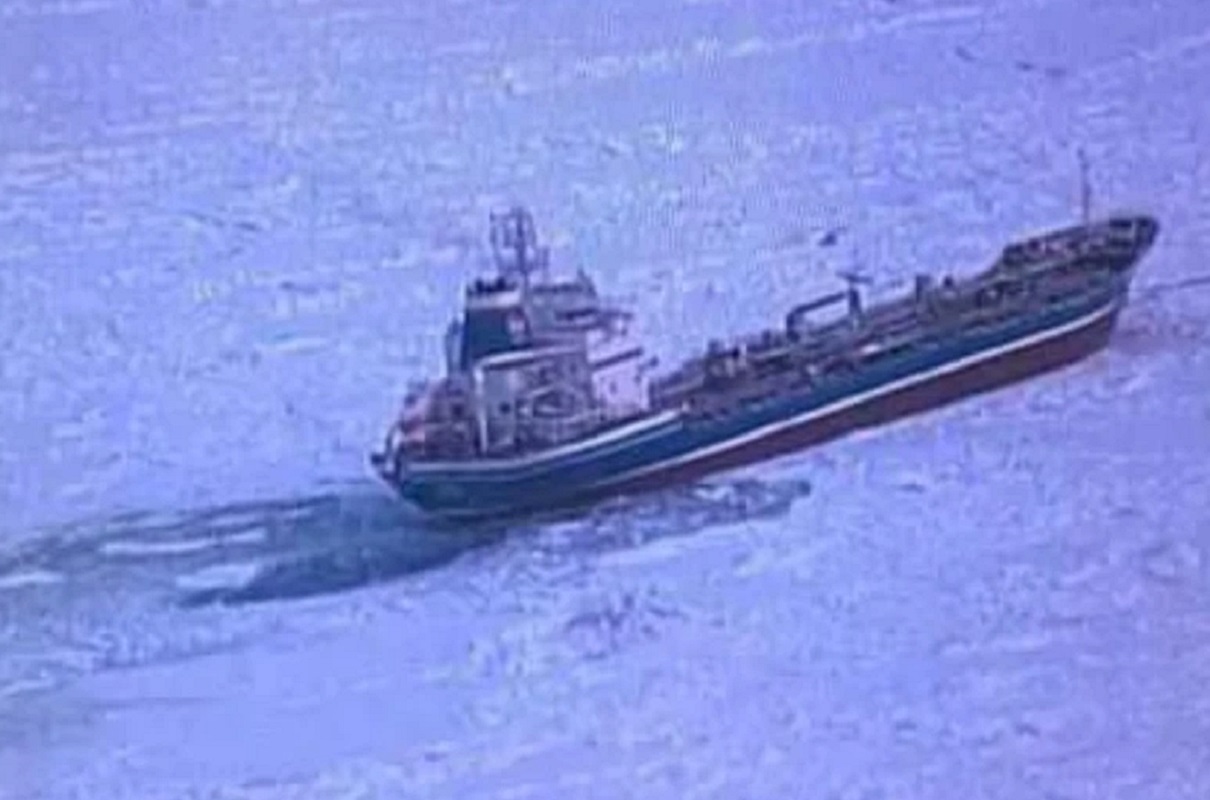 Российский танкер «Остров Сахалин» застрял из-за льдов в Охотском море, японская сторона предпринимает попытки спасения судна