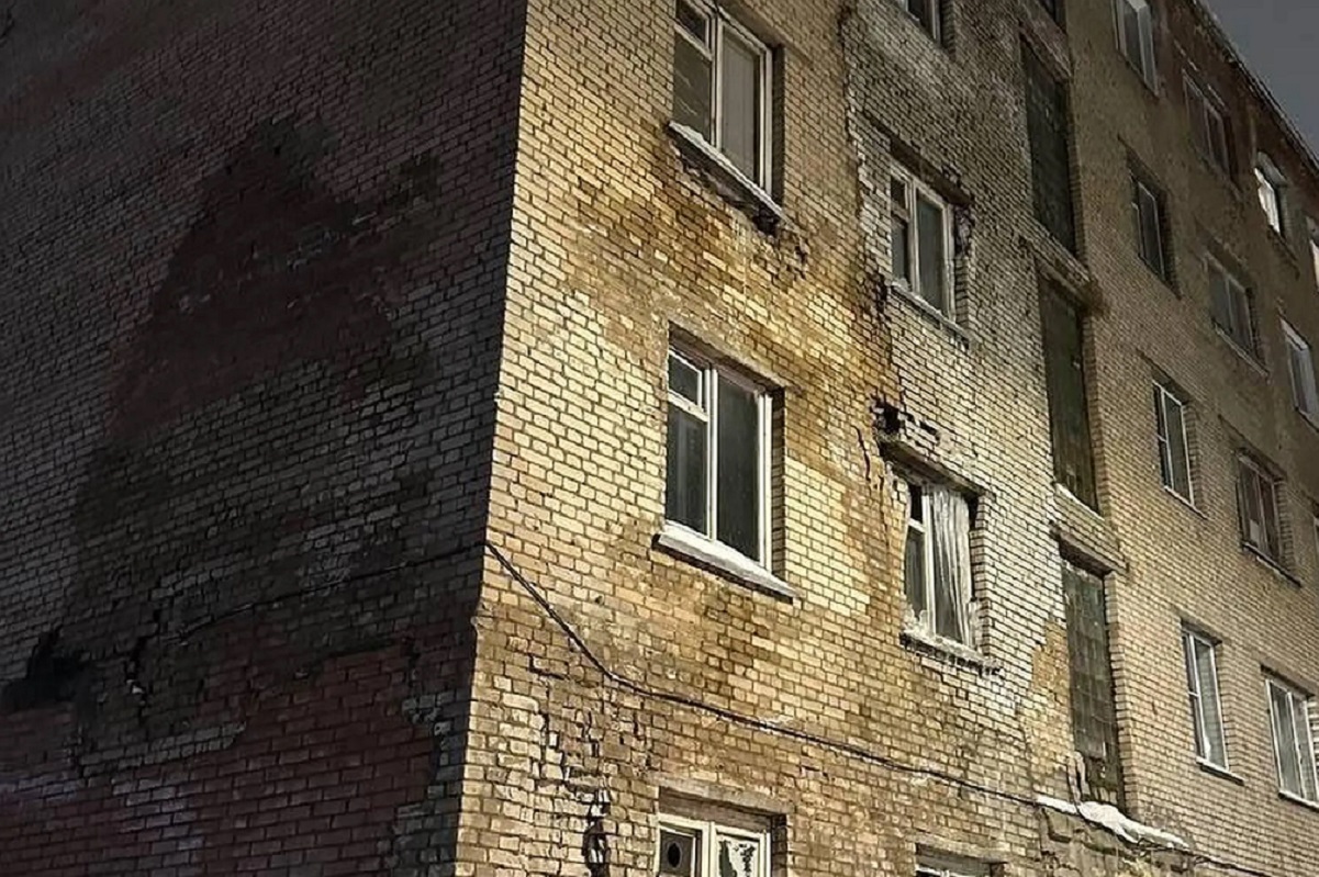 СКР завел уголовное дело из-за трещины на фасаде 5-этажки в подмосковном Пересвете, жильцов срочно эвакуировали