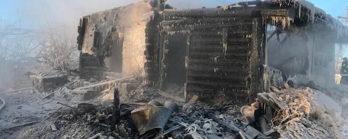 В Магаданской области возбудили уголовное дело после гибели четырех человек от пожара в частном домовладении