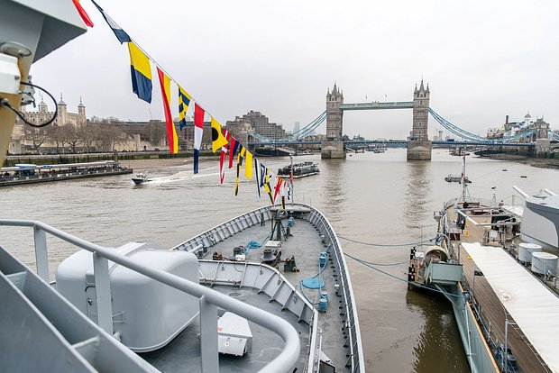Британия спишет два военных корабля из-за нехватки военнослужащих