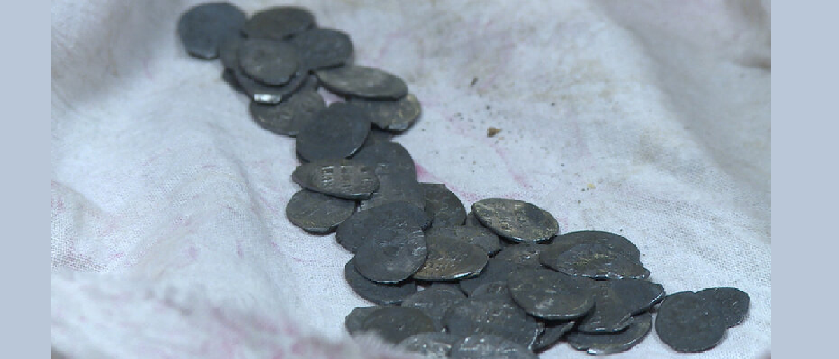 Азовские археологи нашли клад с монетами петровской эпохи