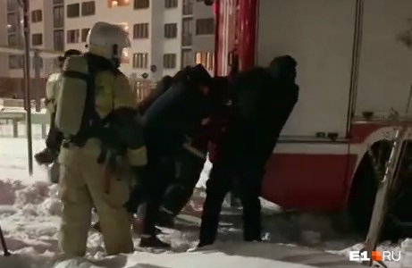 В Екатеринбурге спешащая на вызов пожарная машина не смогла подъехать к подъезду, застряв в сугробе
