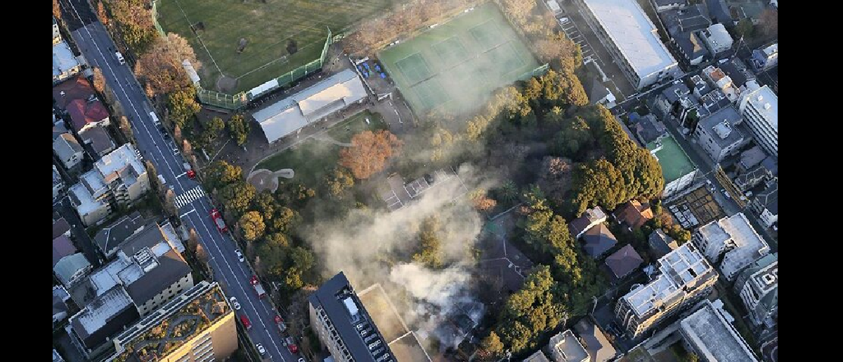 В Токио дотла сгорела резиденция экс-премьера Японии Танаки