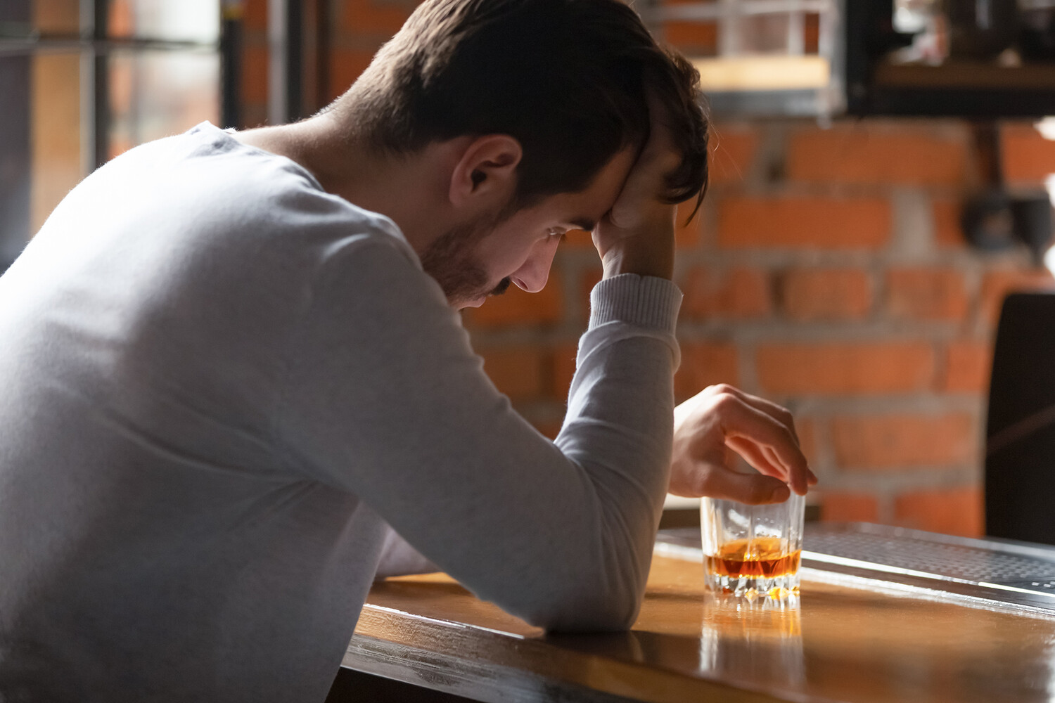 Нарколог поделился сведениями, что видят алкоголики, когда хотят выпить