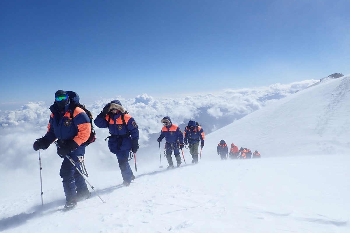 На Эльбрусе успешно спасли обмороженных альпинистов из Казахстана и России