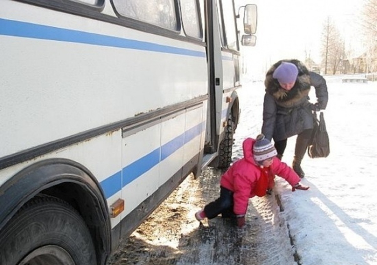 Лужи, мороз и гололед парализовали автобусное движение в Бийске