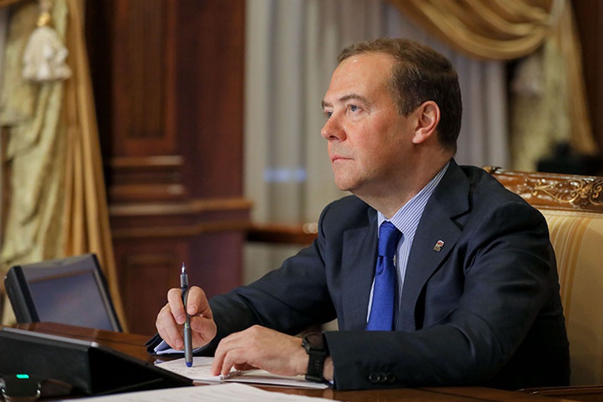 Медведев прокомментировал реакцию Шольца и Сунака на интервью Путина