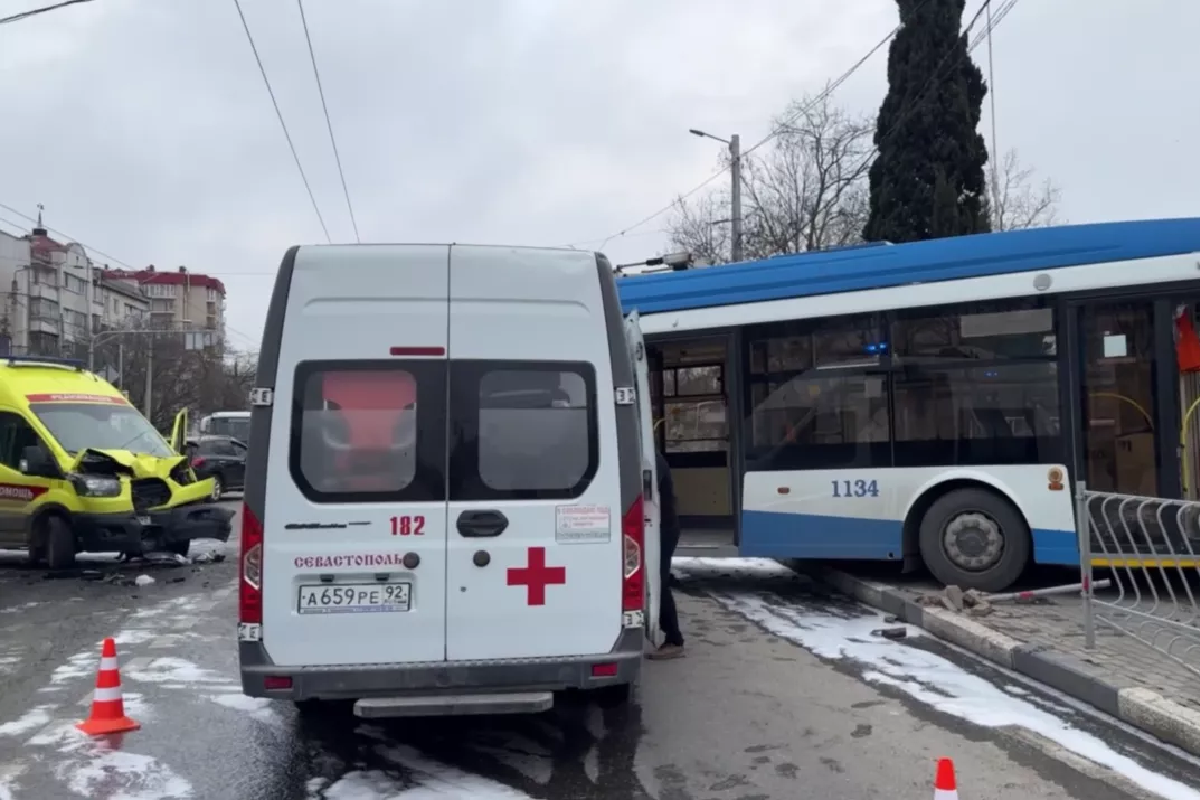 В Севастополе «рогатый» раскидал по дороге автомобиль скорой помощи и KIA