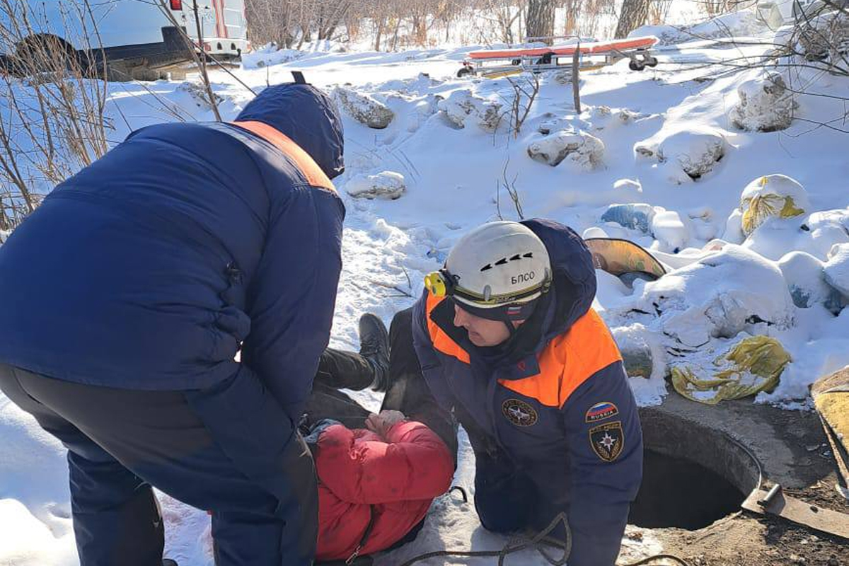 Под Новосибирском сломавший ногу мужчина два дня пролежал в колодце теплотрассы