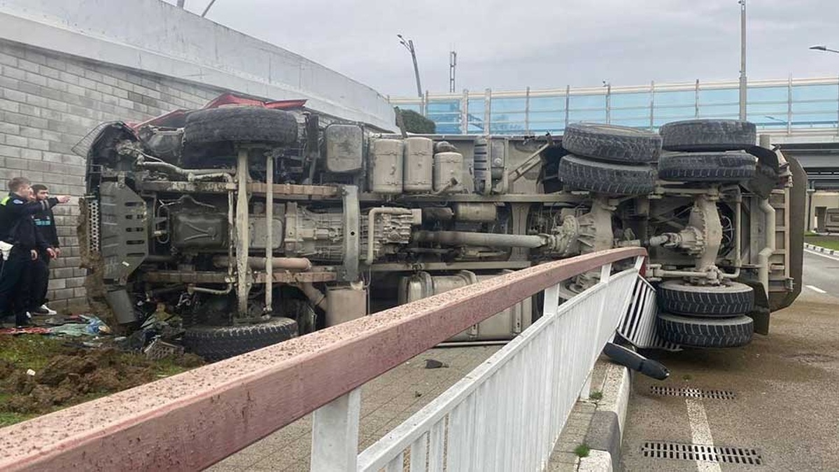 В Сочи в ДТП погиб водитель грузовика