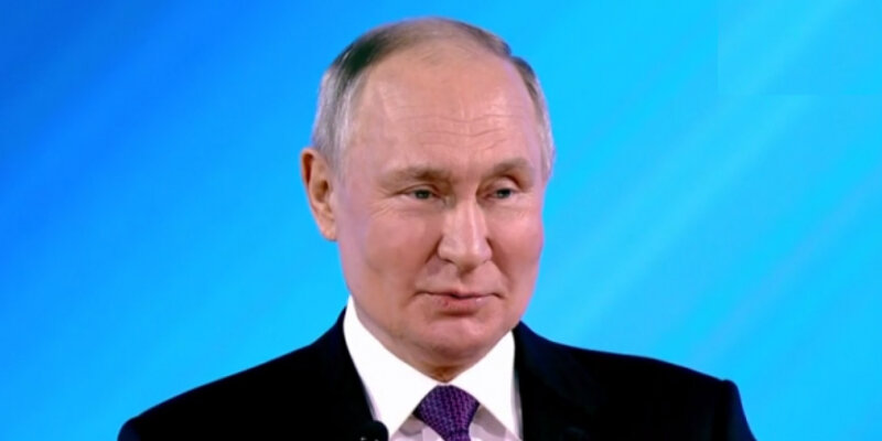 Путин хотел показать неприличный жест, но воздержался из-за женщин