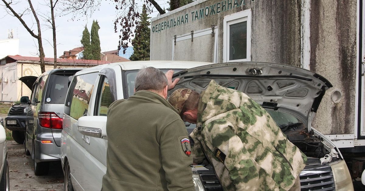 Краснодарские таможенники передали в зону СВО четыре автомобиля, конфискованных на границе