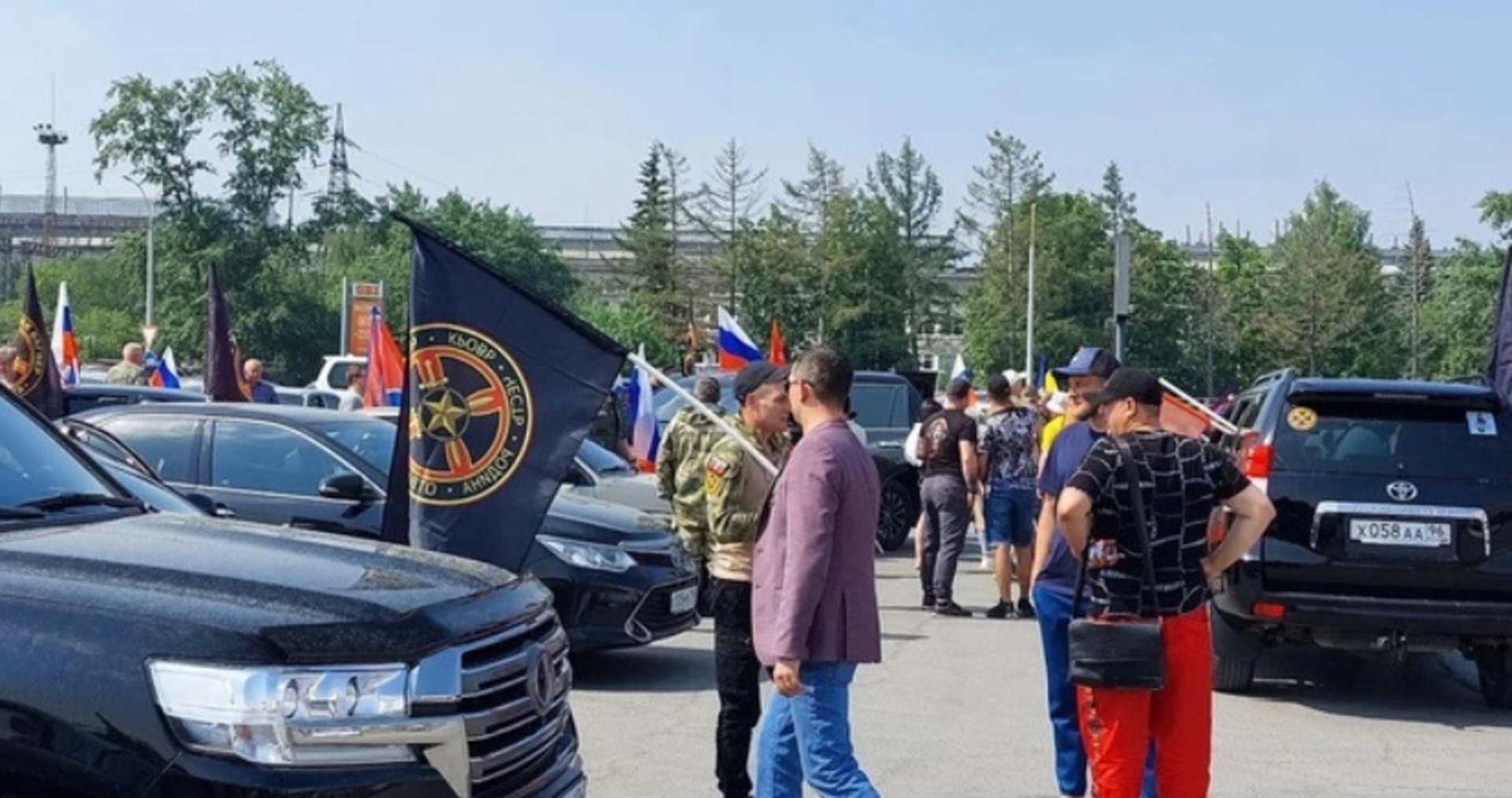 В Екатеринбурге состоялся автопробег с участием 50 машин, посвященный Дню защитника Отечества