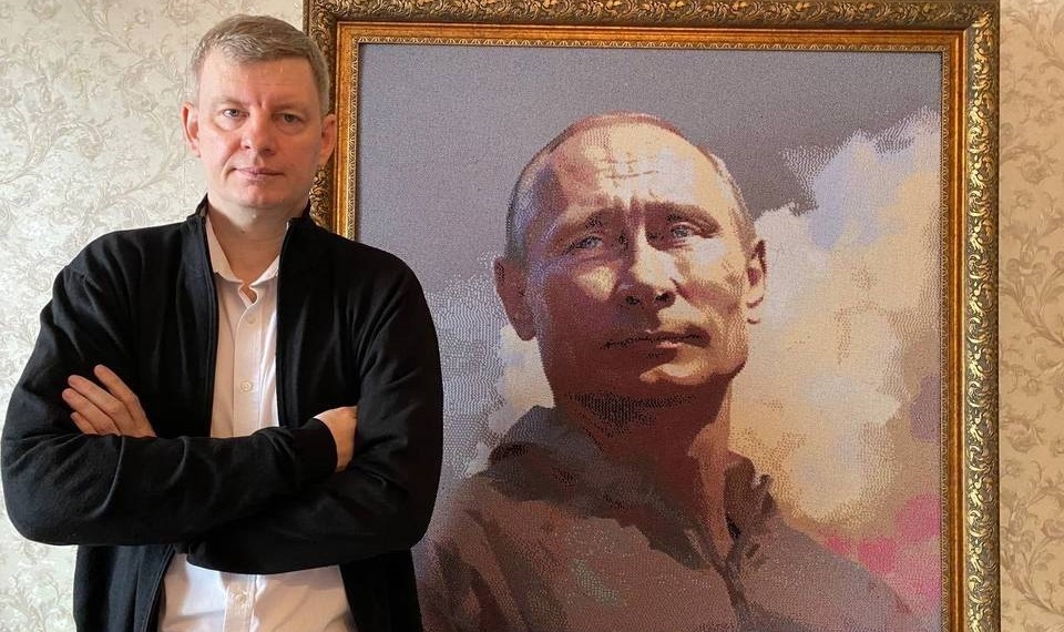 Житель Волгограда Антон Киселев создал портрет российского президента из бисера с помощью нейросети