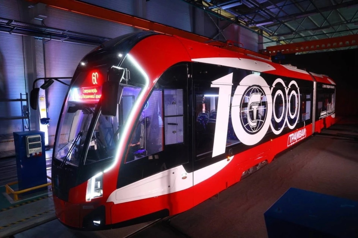 «Юбилейный» трамвай выпустил Невский завод электротранспорта в Петербурге