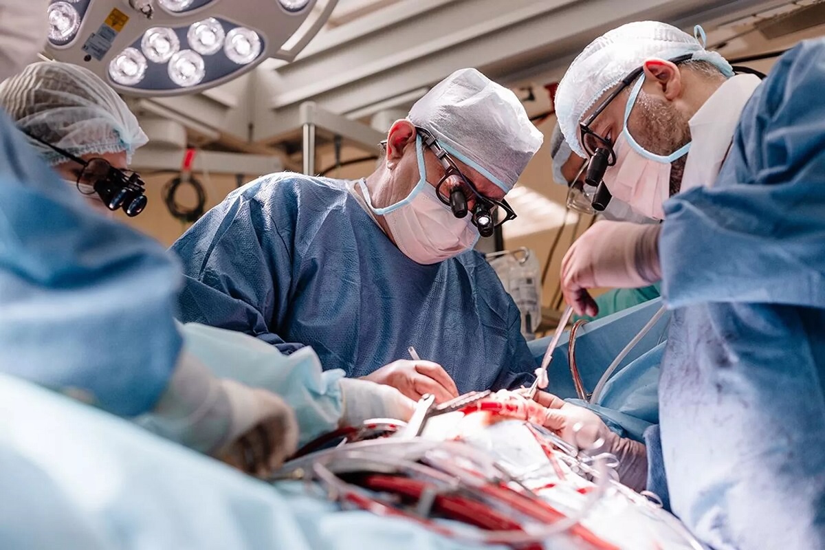 В Новосибирске хирурги спасли девушку из Иркутска с тромбами в легких, операция шла 8 часов