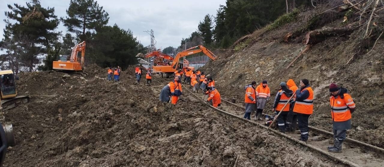 При расчистке железнодорожных путей в Сочи рабочие убрали более 20 тысяч кубометров селевых масс
