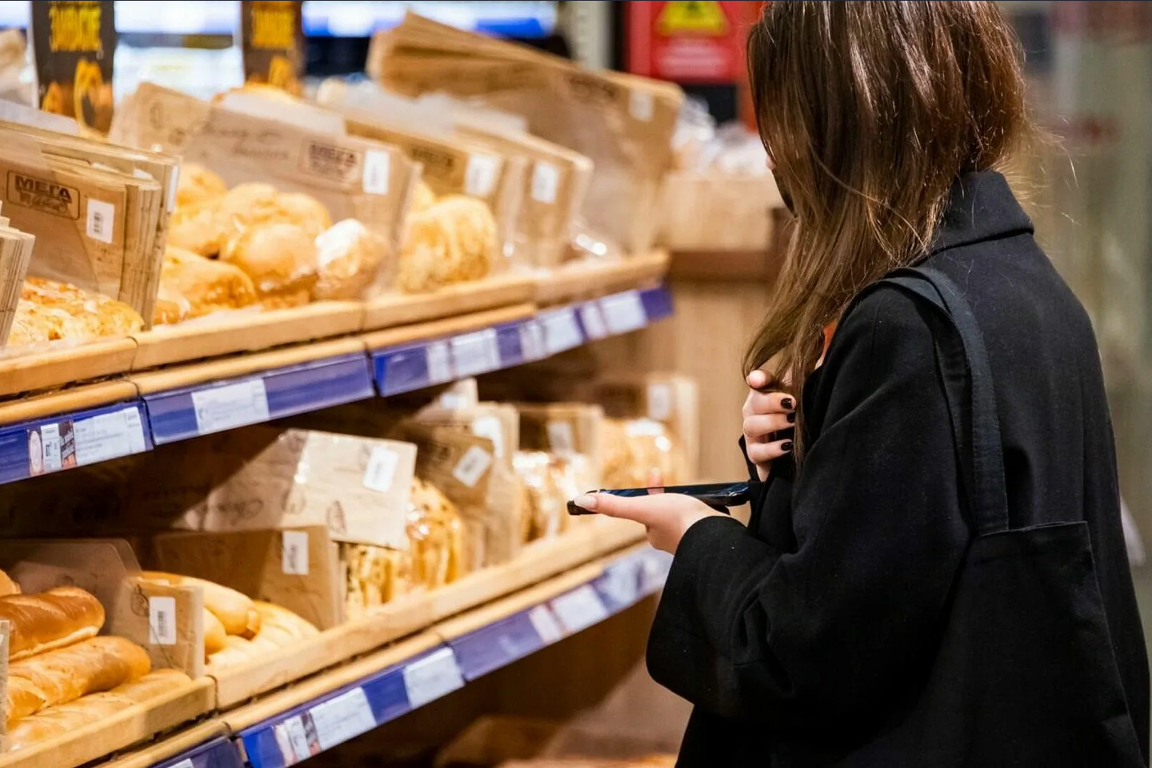 В Госдуму внесли законопроект, разрешающий покупателю есть продукты до оплаты на кассе