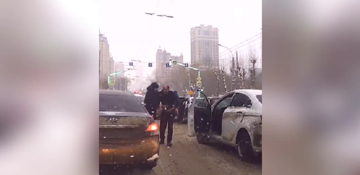 В Екатеринбурге крепкие мужчины увезли в неизвестном направлении водителя и пассажиров «Жигули»