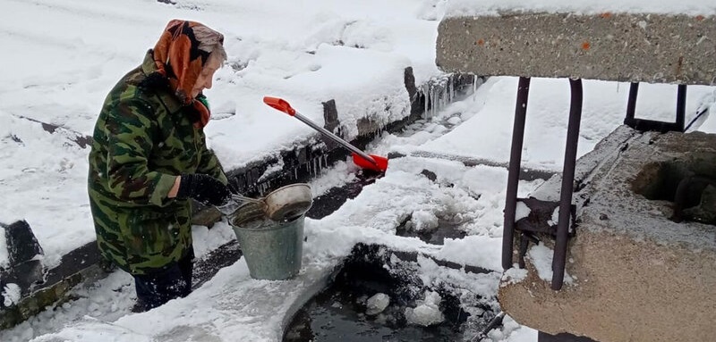 В Миассе 76-летняя пенсионерка взяла лопату и отправилась очистить крышу девятиэтажки от снега