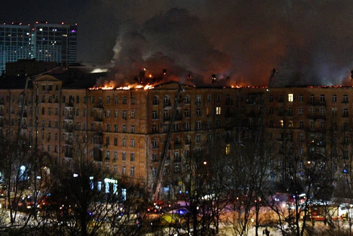 Более 10 человек пострадали в результате пожара в жилом доме в Москве,  власти направили санитарный вертолет