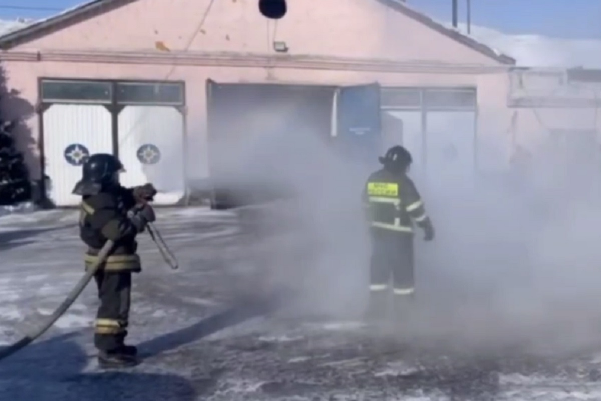 В Туве сотрудника пожарной охраны коллеги  на прощание символично облили водой
