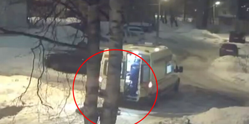 В Архангельске сотрудники скорой выбросили пациента из машины и уехали