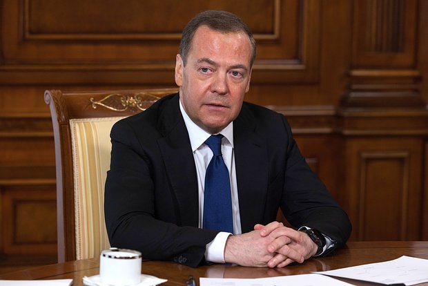 Медведев процитировал стих Симонова «Убей его!» в ответ на обсуждение  офицерами ФРГ атаки на Крымский мост