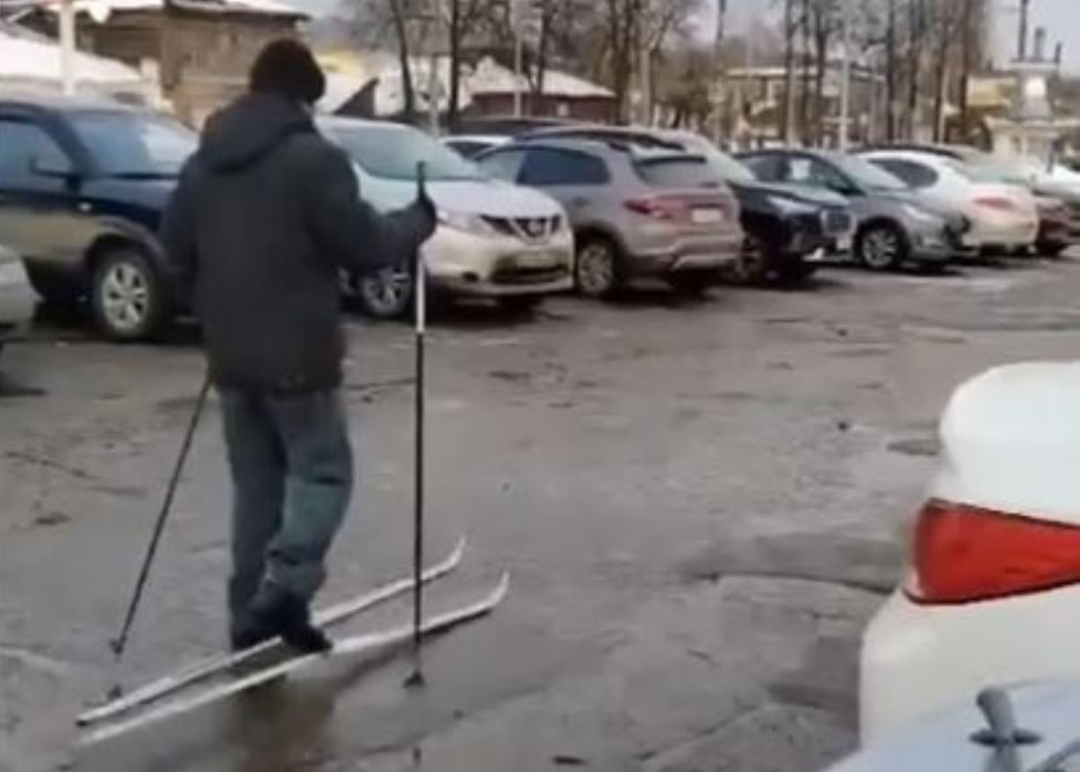 В Иванове мужчина гулял по асфальту на лыжах