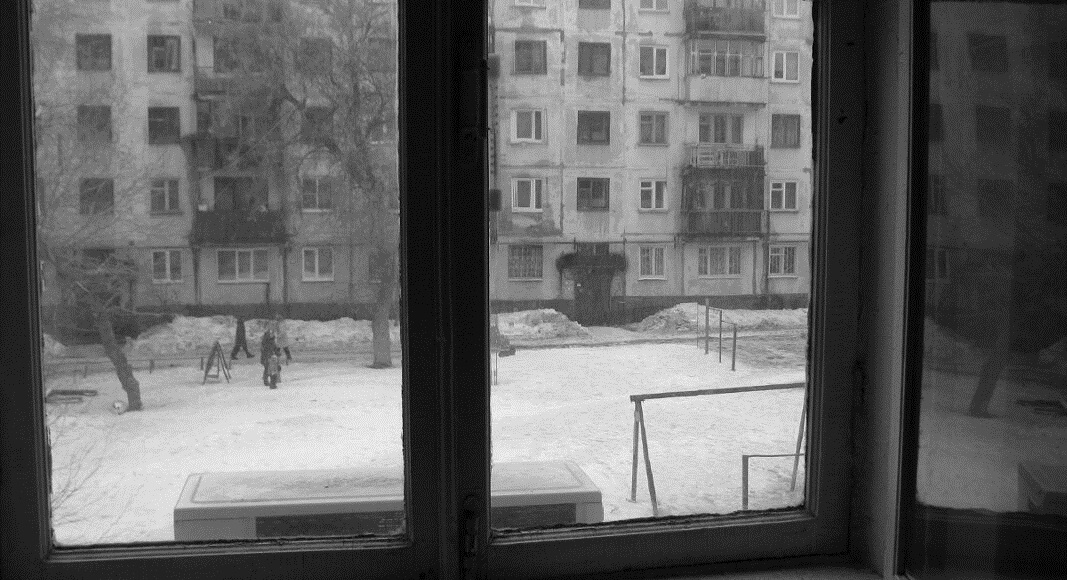 В Смоленской области будет слушаться уголовное дело женщины, вытолкнувшей из окна четвертого этажа свою подругу