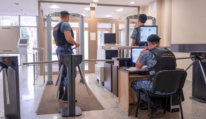 Приставы Краснодарского края изъяли у посетителей судов более 7 тысяч запрещенных для проноса предметов