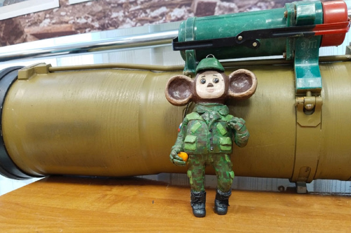Саранскому школьному музею бойцы СВО передали уникальный экспонат-игрушку