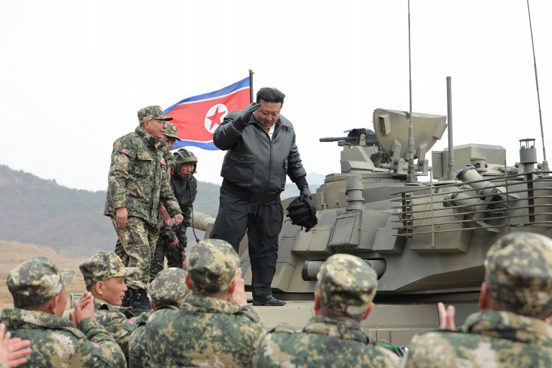 Ким Чен Ын протестировал новейший танк армии КНДР