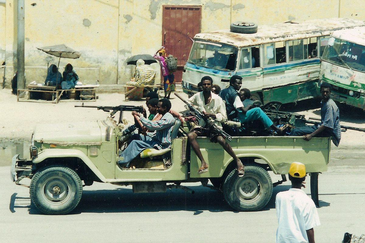 В столице Сомали несколько чиновников пострадали во время атаки боевиков на гостиницу