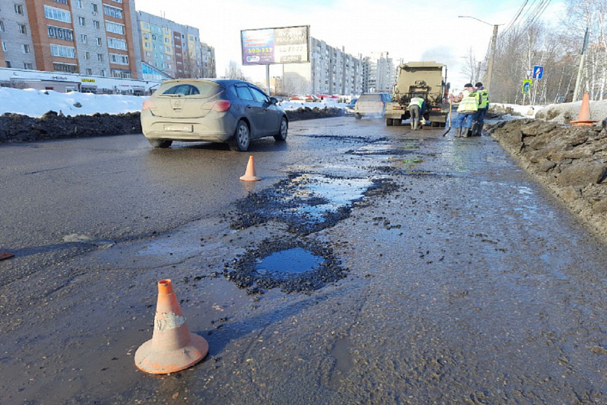 В Кирове приступили к ямочному ремонту дорог