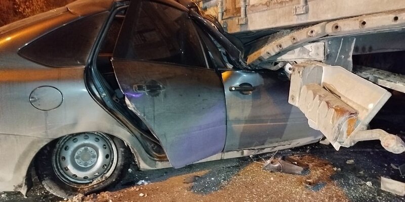 В Магнитогорске водитель и пассажир погибли, врезавшись на угнанной машине в стоящий грузовик