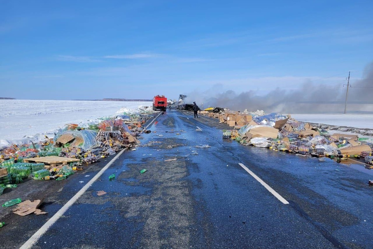 В Омской области столкнулись два грузовика и микроавтобус, есть погибшие