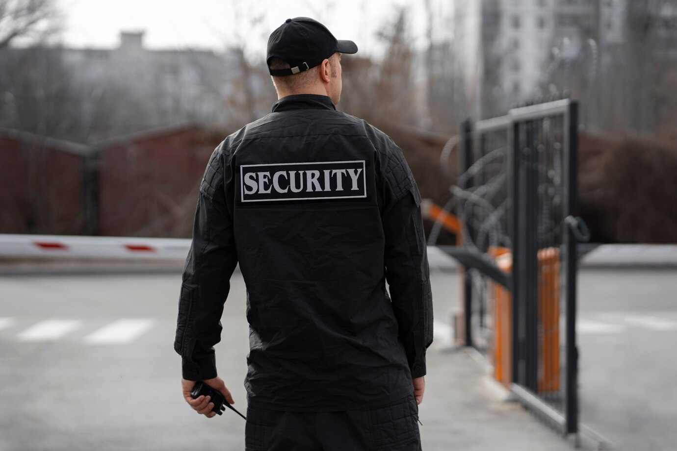 Стало известно о задержании московского охранника школы за вымогательство нюдсов у школьниц