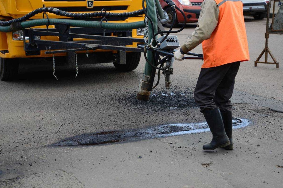 В Иркутске начат ямочный ремонт дорог, работы идут в круглосуточном режиме