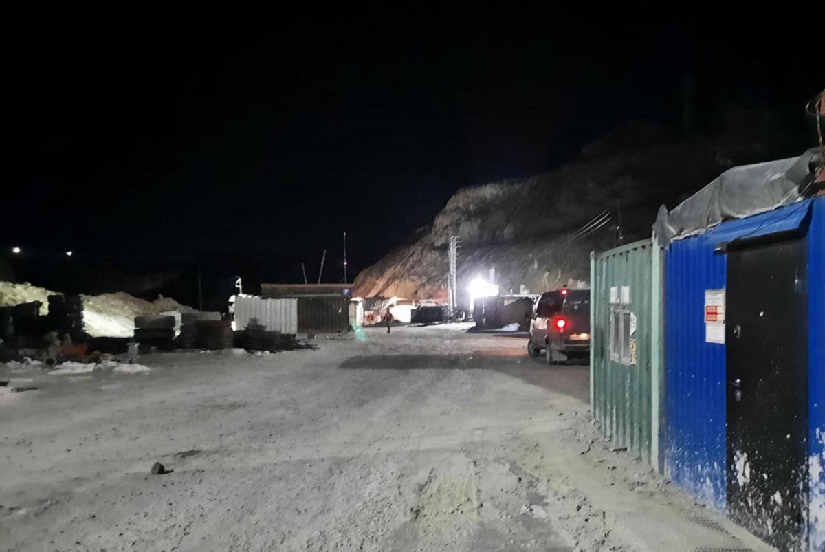 После обвала породы на руднике в Амурской области пропала связь с 13 шахтерами, на выручку выехали горноспасатели из Нерюнгри