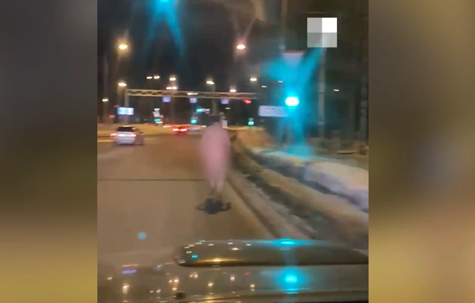 По улицам Екатеринбурга гуляет голый мужчина