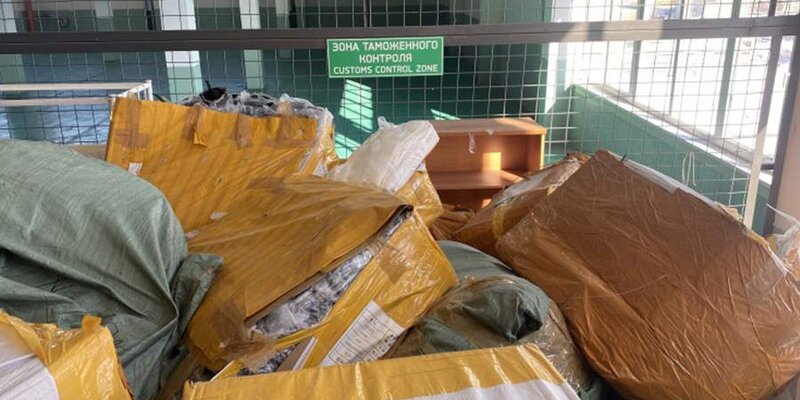 В Екатеринбурге таможенники задержали фуру, нелегально перевозившую 20 тонн одежды на 77 млн рублей