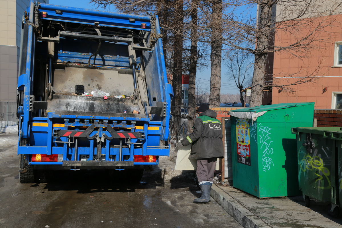 Больше 400 мусоровозов в Новосибирске уже оснастили смартфонами и подключили к спутниковой навигационной системе