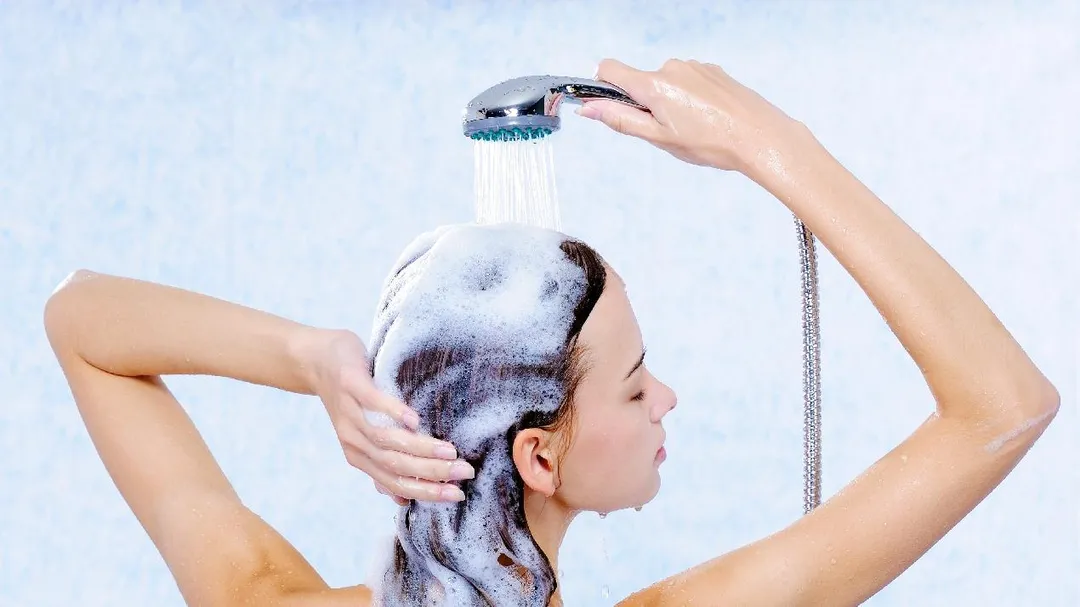 Реабилитолог поделилась, в какой позе опасно мыть голову