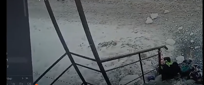 В Нижегородской области глыбы льда упала на двух школьников