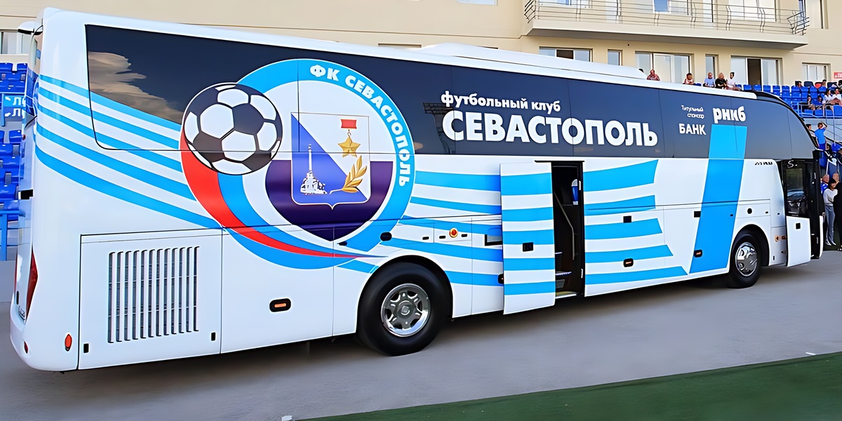Автобус с игроками и персоналом футбольного клуба «Севастополь» попал в ДТП